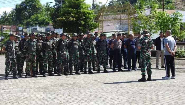 TNI dan Polri Sinergi Bersihkan Masjid Baiturrahim di Gorontalo Utara