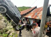 Kecelakaan Tunggal Mobil Pajero di Jalan Usman Isa