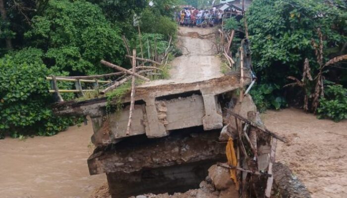Jembatan Penghubung Pasar Tradisional Pulubala Ambruk, Akses Ekonomi Warga Terganggu