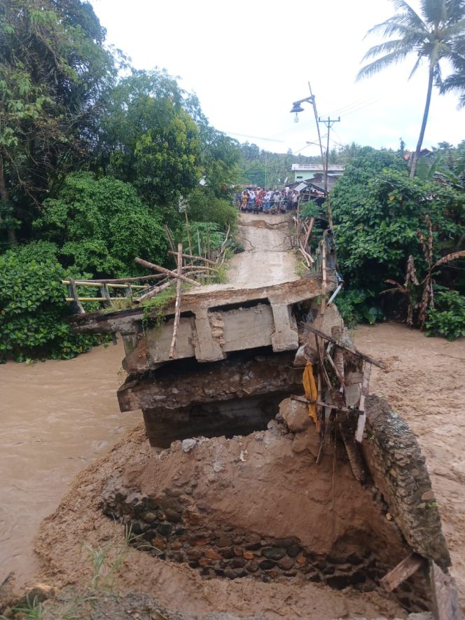 embatan penghubung menuju Pasar Tradisional Pulubala di Dusun Titileya, Desa Pulubala, Kecamatan Pulubala, Kabupaten Gorontalo, ambruk