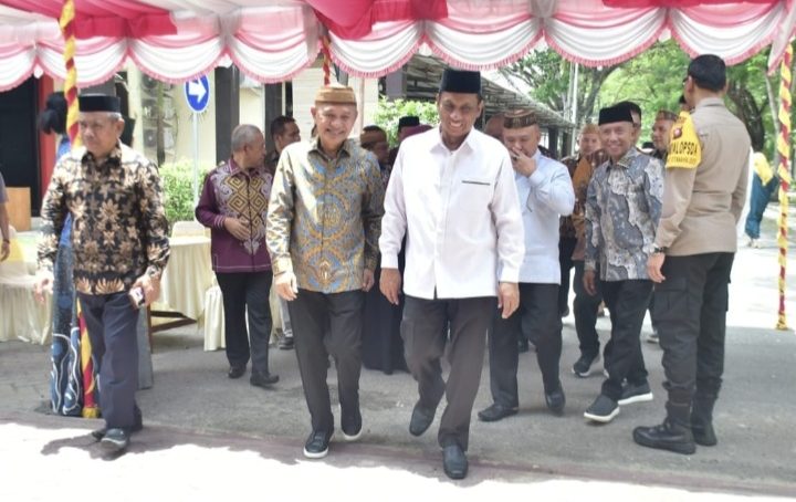 Bupati Pohuwato, Saipul A. Mbuinga, bersama Wakil Bupati, Iwan S. Adam, dan jajaran Pemda, melakukan kunjungan silaturahmi ke kediaman Kapolda Gorontalo, Irjen Pol Drs. R. Eko Wahyu Prasetyo, pada Selasa (01/04/2025).