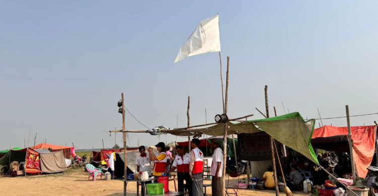 Korban gempa dahsyat Myanmar tinggal di tenda karena rumah mereka telah rata dengan tanah. (Foto: FB/Myanmar Red Cross Society)