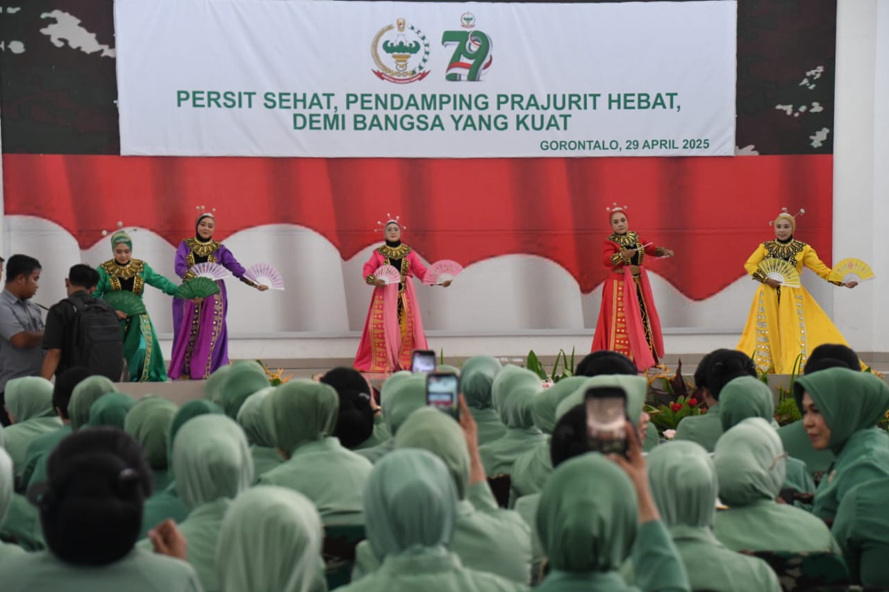Prosesi upacara peringatan Hari Ulang Tahun (HUT) ke-79 Persatuan Istri Tentara (Persit) Kartika Chandra Kirana