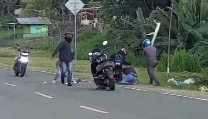 Viral di Medsos, seorang Pria Dikeroyok Empat Orang Tak Dikenal di Jalan GORR
