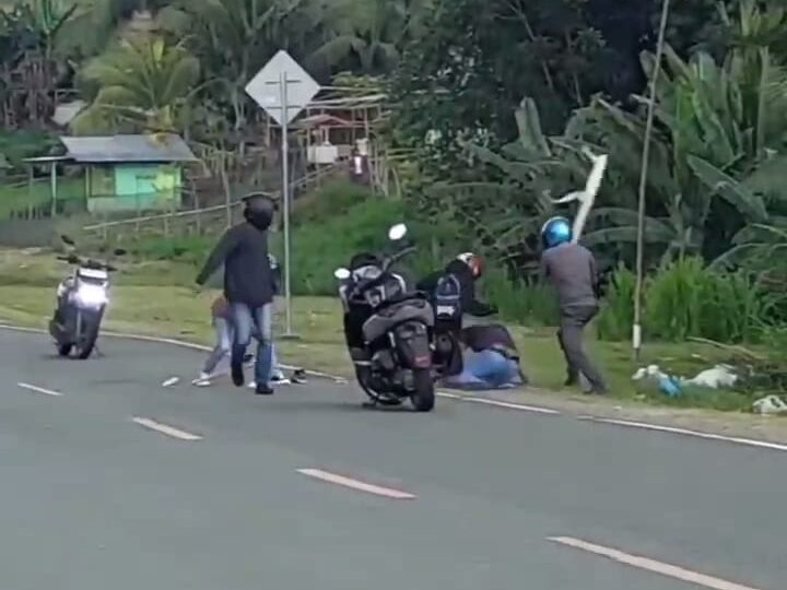 Seorang pria bernama Amin Suleman dikeroyok oleh empat orang tak dikenal di Jalan GORR, Gorontalo.