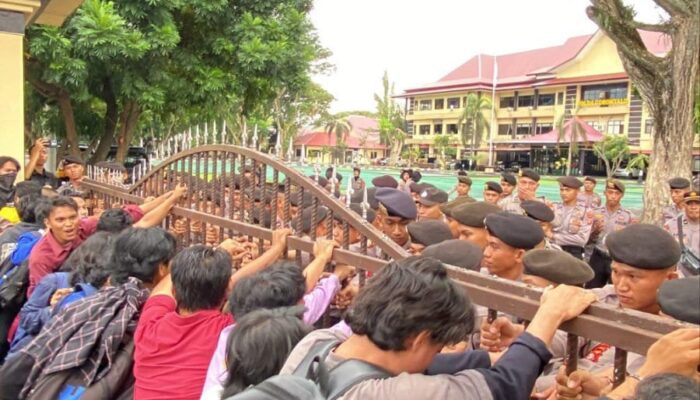 Massa Desak Polda Gorontalo Tindak Tambang Ilegal, Aksi Memanas di Depan Mapolda