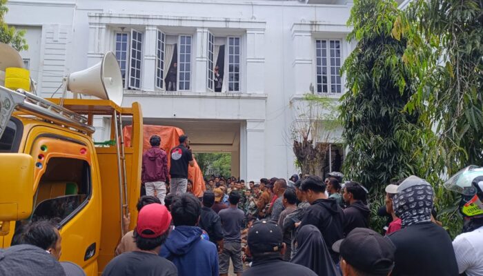 Ribuan Penambang Rakyat Bone Bolango Unjuk Rasa Minta Keadilan