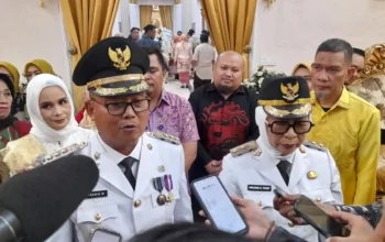 Thariq Modanggu dan Nurjana Hasan Yusuf, saat diwawancarai wartawan usai dilantik menjadi Bupati dan Wakil Bupati Gorontalo Utara periode 2025-2030, di kediaman rumah dinas jabatan gubernur.