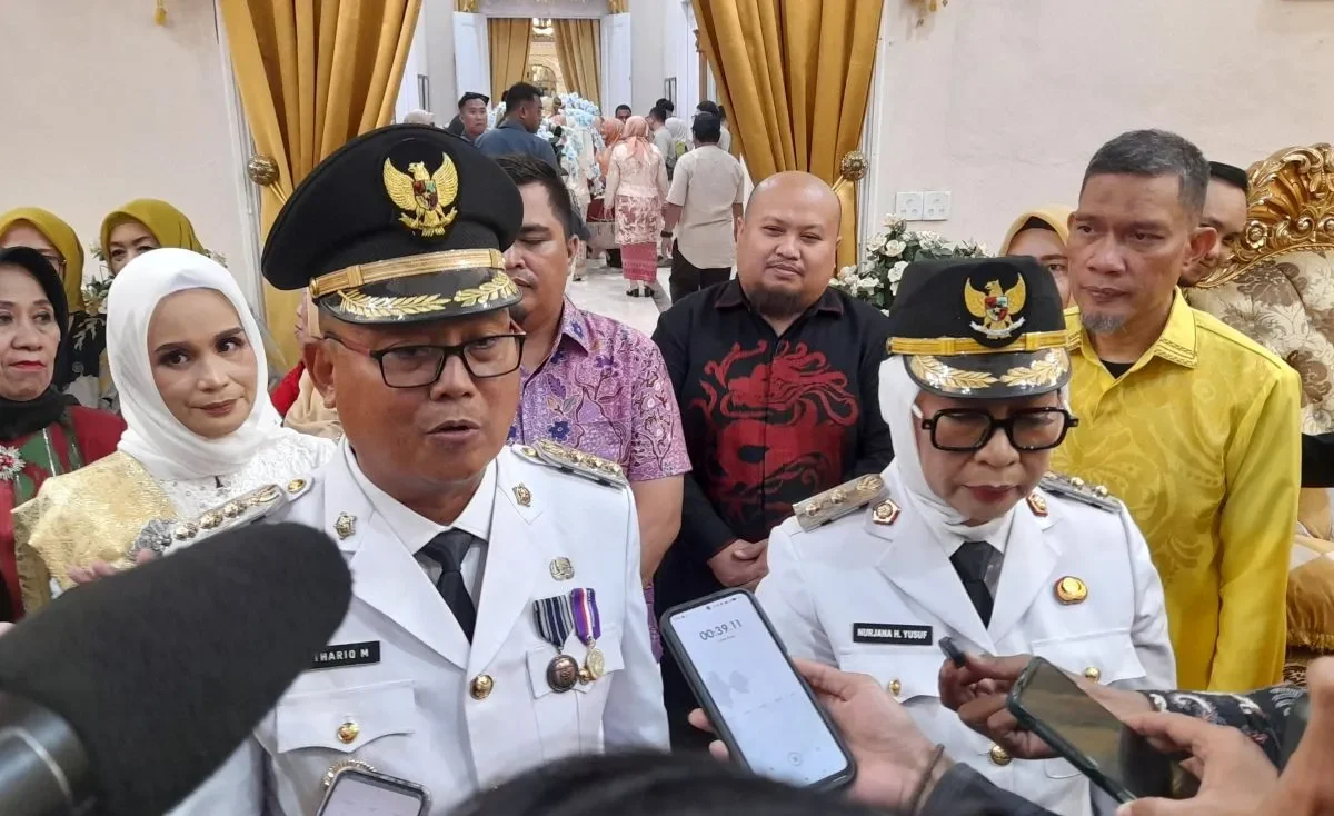 Thariq Modanggu dan Nurjana Hasan Yusuf, saat diwawancarai wartawan usai dilantik menjadi Bupati dan Wakil Bupati Gorontalo Utara periode 2025-2030, di kediaman rumah dinas jabatan gubernur.