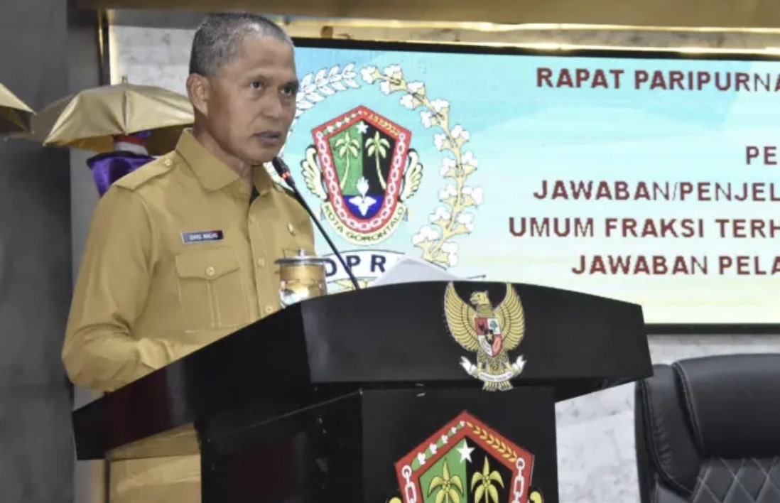 (Foto: Humas Pemkot Gorontalo). Ismail Madjid, Sekretaris Daerah Kota Gorontalo saat memberikan sambutan di apat paripurna lanjutan DPRD Kota Gorontalo yang digelar pada Senin, 23 Juni 2025.