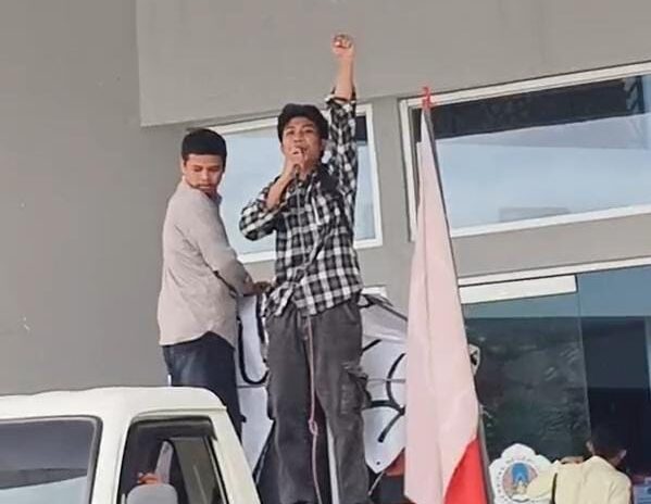 Foto : Aksi gugatan atas sengketa pilbem UNG