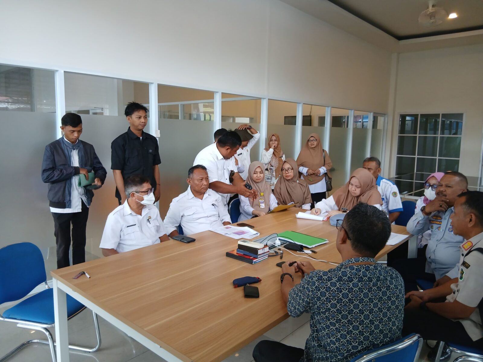 Foto : Inspeksi yang dilakukan DLH, Dinas PUPR, Dinas PTSP, Satpo PP Kota Gorontalo bersama Aliansi Mahasiswa Pemerhati Hukum dan Lingkungan di Kantor IJN