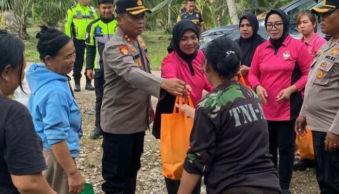 Kapolres Pohuwato Salurkan Bantuan Banjir, Ajak Warga Tetap Waspada Cuaca Ekstrem