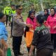 Kapolres Pohuwato Pimpin Penyaluran Bantuan Banjir. (Foto: Humas Polres Gorontalo)