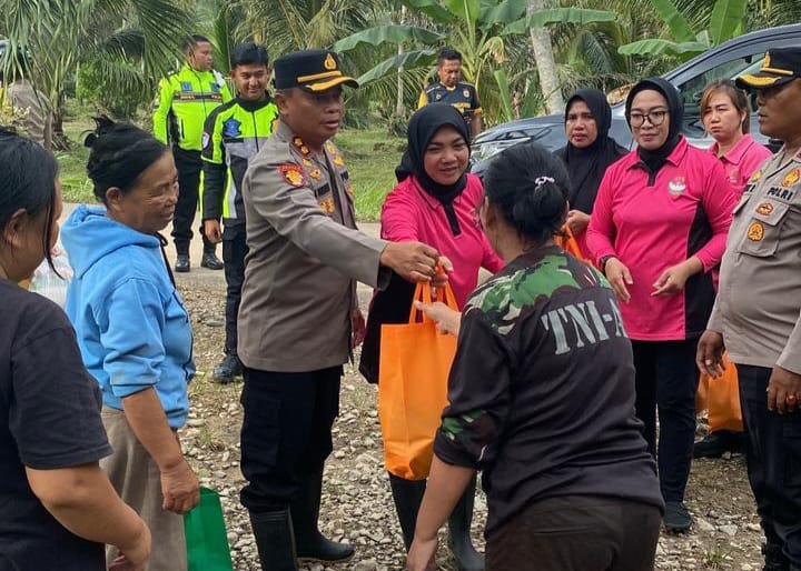 Kapolres Pohuwato Pimpin Penyaluran Bantuan Banjir. (Foto: Humas Polres Gorontalo)