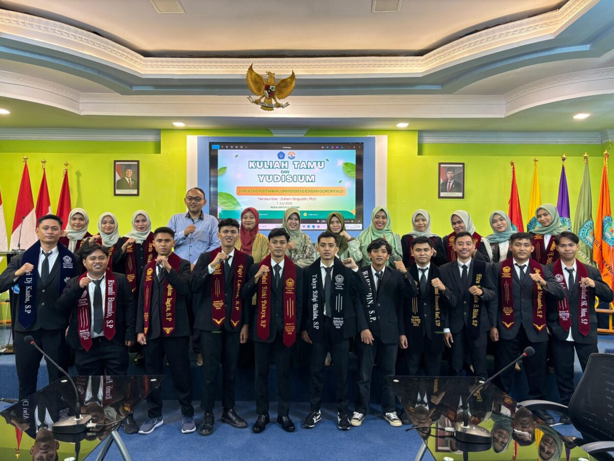 Sejumlah mahasiswa bersama Dekan dan sejumlah Dosen Fakultas Pertanian Unisan Gorontalo usai rangkaian acara Yudisium di Aula Lt.3 Unisan (Foto : Zaky)
