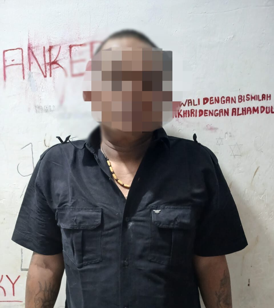 RM (45), warga Kecamatan Singkil, Kota Manado, diamankan oleh aparat Polsek Kota Timur setelah diduga mencuri sejumlah perhiasan dan tas di sebuah toko aksesori di City Mall Gorontalo (Foto : Humas Polresta Gorontalo Kota)