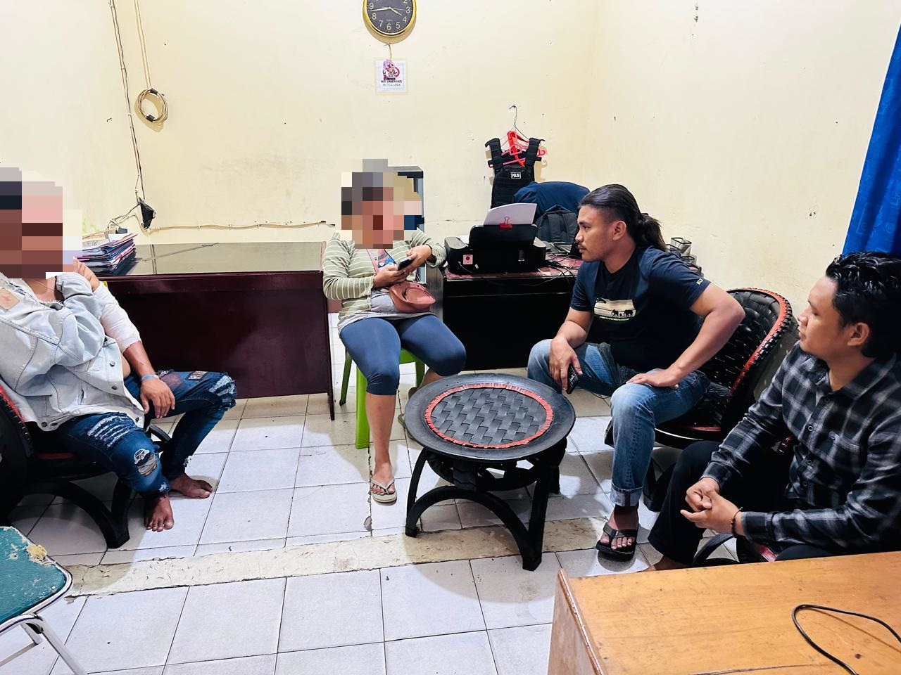 Seorang pria berinisial IA (35), mengalami luka di lengan akibat serangan senjata tajam jenis pisau cutter yang dilakukan oleh istrinya sendiri, FASP (29).