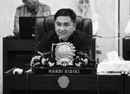 Mendiang mantan Ketua DPRD Kota Gorontalo, Hardi Sidiki saat menjabat