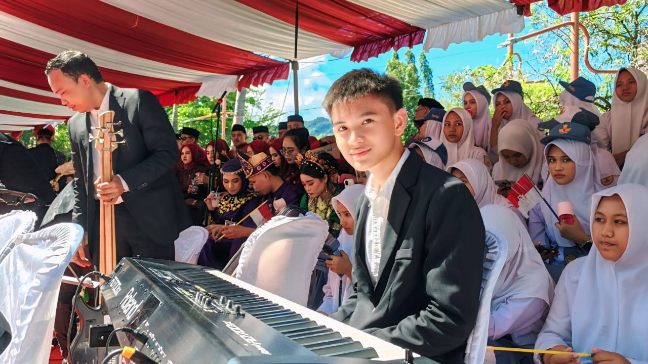 Shane Ronferat Turangan, pelajar SMA Negeri 1 Kota Gorontalo Pianis Remaja Gorontalo Hiasi Peringatan HUT RI ke-80 di Rumah Dinas Gubernur