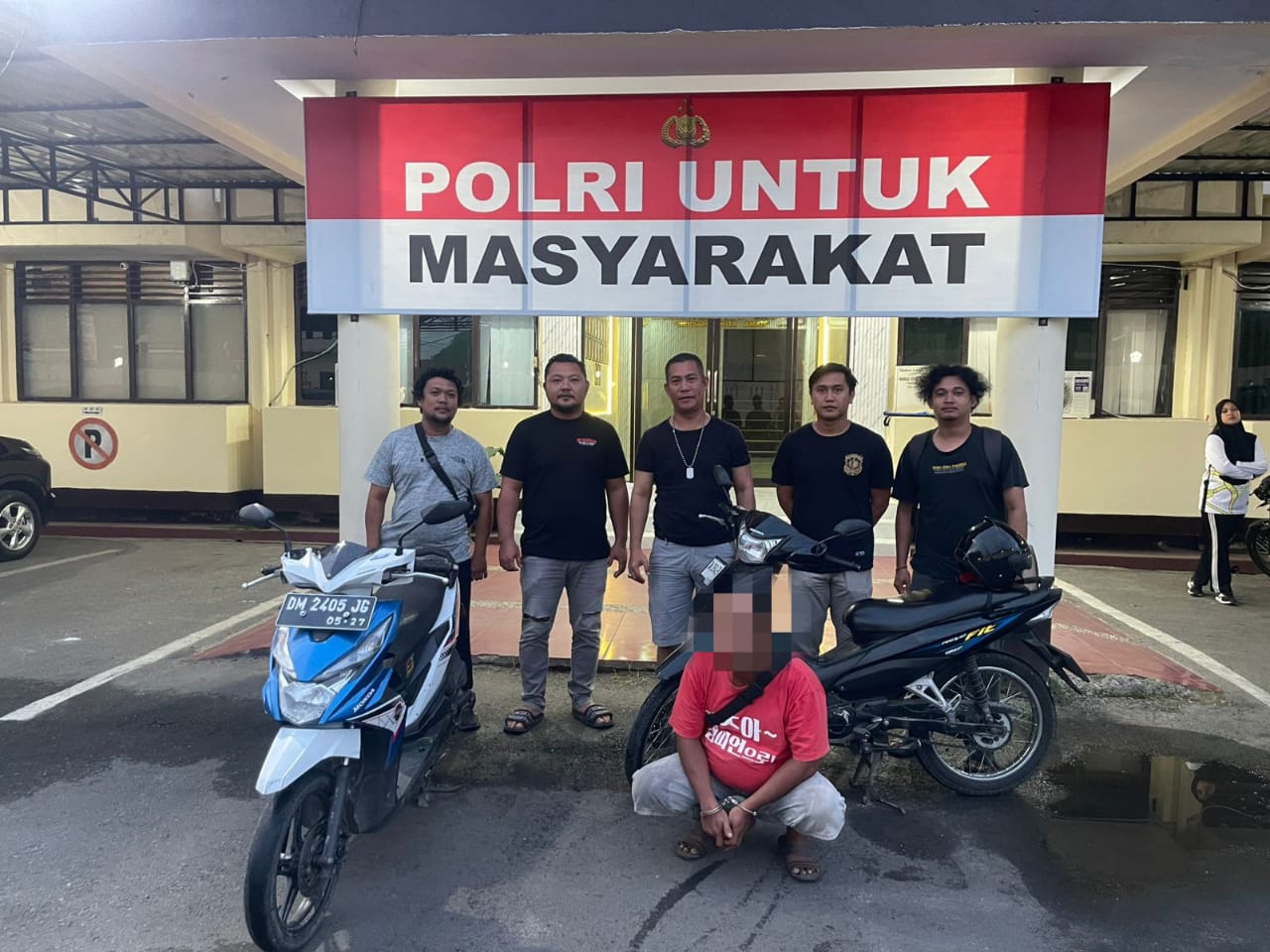 AL (43), warga Kecamatan Kota Barat, diamankan aparat. (Foto : Humas)