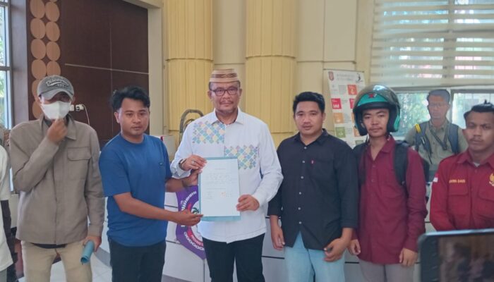 Unjuk Rasa Di Kantor Gubernur dan DPRD Desak Tangkap Marten Basaur, Tambang Rakyat Jangan Diganggu