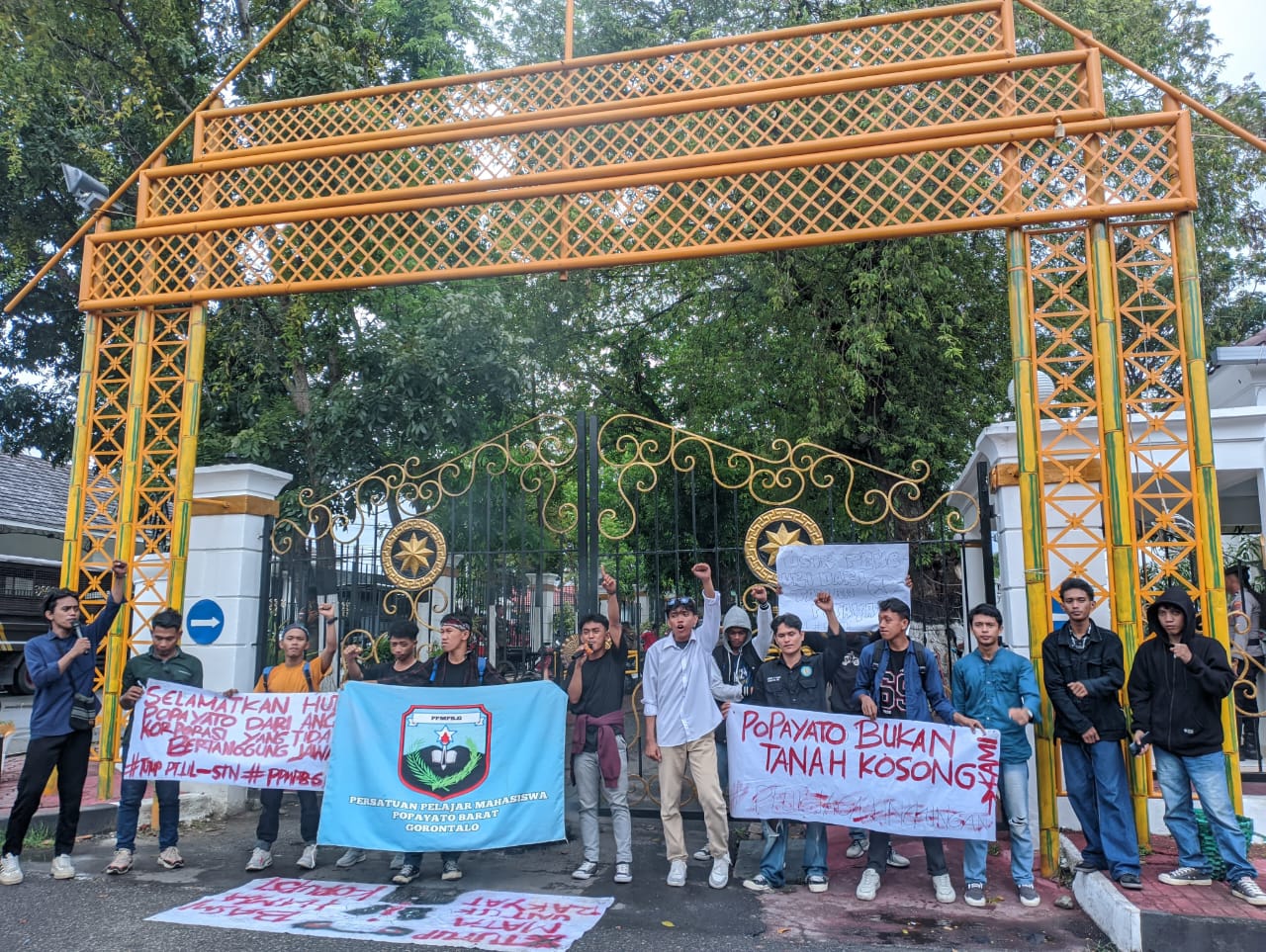 Aksi unjuk rasa PPMPB-G yang digelar di depan Kantor Gubernur Gorontalo, Kamis (13/11/2025),