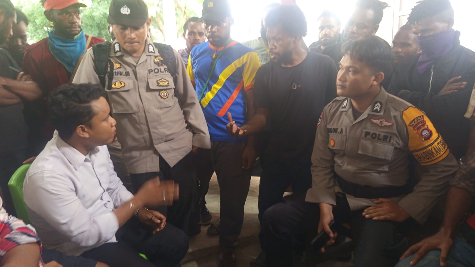 Foto : Proses mediasi antar pelaku penyerangan asrama dan mahasiswa papua oleh Polsek Kota Tengah dan RT setempat (Doc, tajuk1.id)