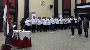 Wali Kota Gorontalo, Adhan Dambea, melantik 15 pejabat administrator (eselon III)