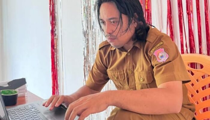 Sekretaris Desa Tulabolo Diseret Paksa Penambang Keluar Dari Kantor Desa