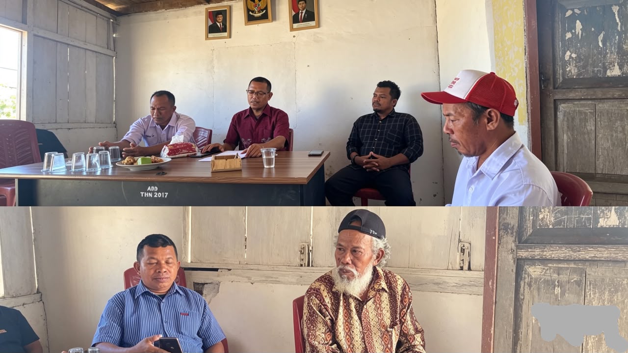PJ Kepala Desa Tikong, Husdin Lakilo S.Pd. di dampigi ketua BPD Tikong, Ketua BPD Nunu, Sekertaris Desa Tikong bersama Bpk. Abang dan saudaranya di Kantor Desa Tikong ssaat Forum Mediasi Masalah Tanah anatara Hj Siti Ania dan Keluarga Mendiang La Dahuna berlangsung di kantor Desa Tikong. (Foto/Tajuksatu.id)