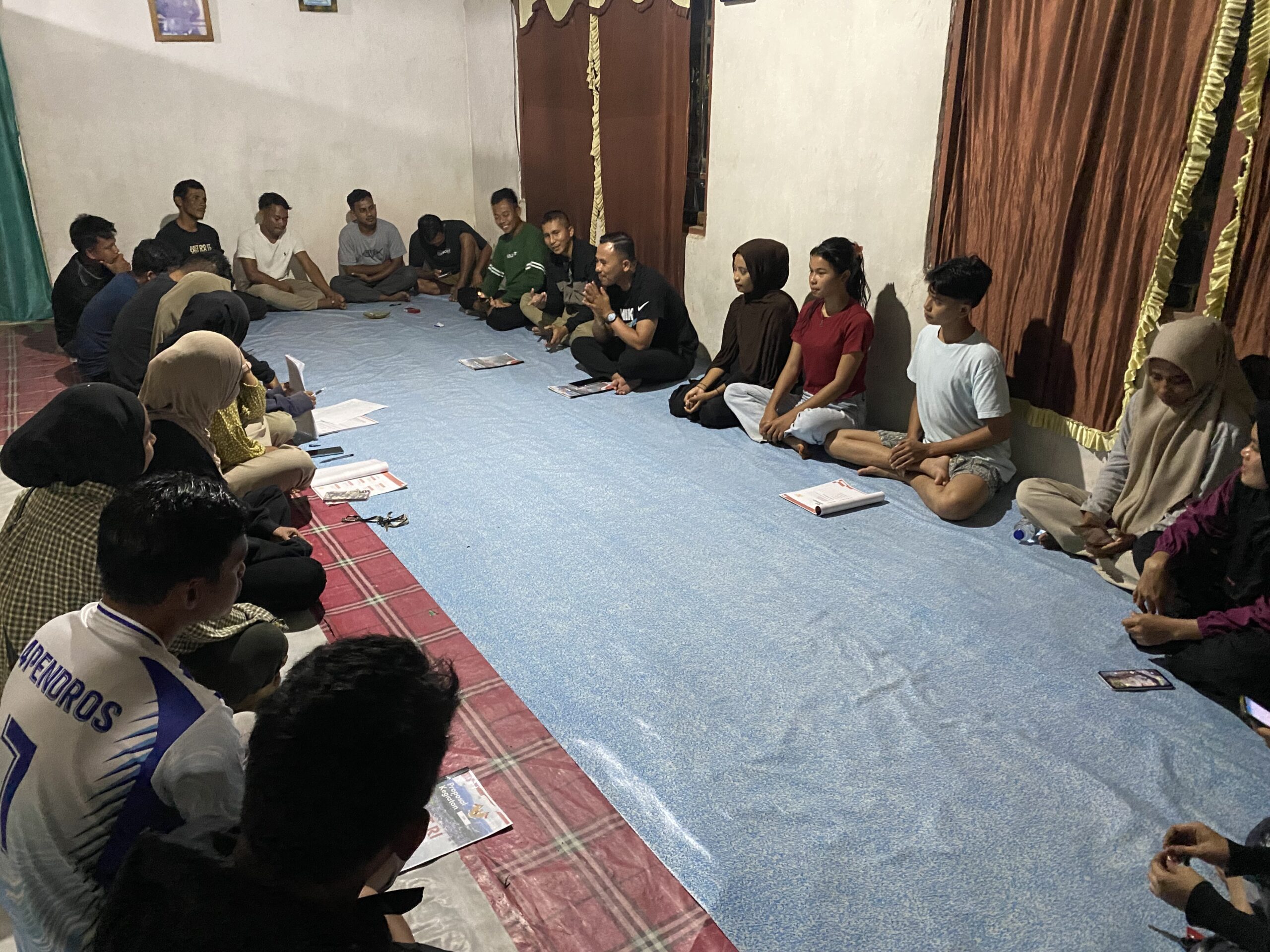 Rapat panitia menyabut HUTRI Ke-81 oleh pemuda desa Tikong-Nunu, berlangsung di sekretariat sementara (Rumah warga desa Tikong) sabtu 01/08/2026. (Foto: Tajuksatu.id)