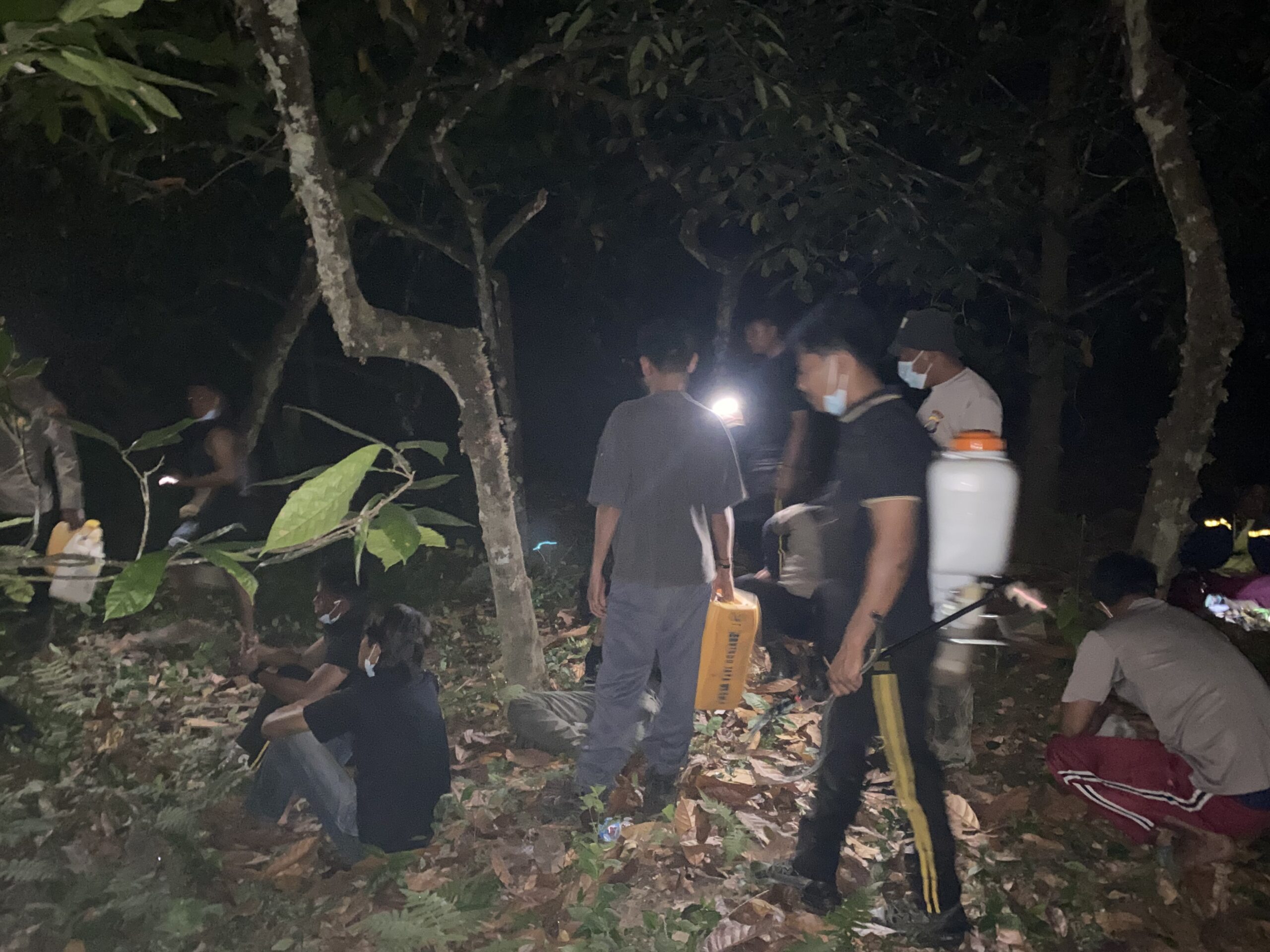 Anggota Kepolisian Polres Taliabu bersama warga relawan karhutla siaga di perkebunan warga (sumber foto Tajuksatu.id)